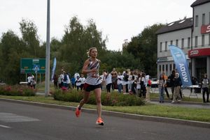 Zdjęcie przedstawia biegnących zawodników biegu głównego.