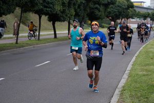 Zdjęcie przedstawia biegnących zawodników biegu głównego.