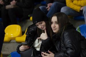 Kibice na trybunach.