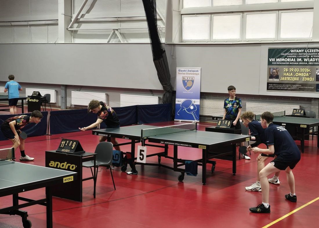 Chwila przed serwisem jednej drużyny podczas gry podwójnej kadetów