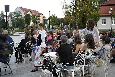 aktorzy między publicznością