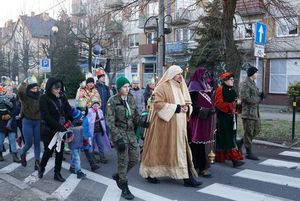 Barwnie ubrani uczestnicy