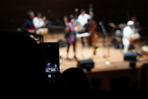 Zdjęcie przedstawia uczestników koncertu Carrantuohill oraz Przemysława Strączka wraz z zespołem. 