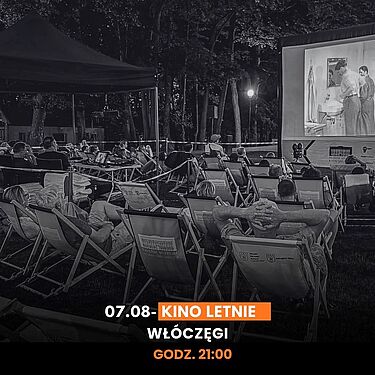 Czarno-białe zdjęcie z plenerowego kina letniego. Widzowie odpoczywają na leżakach i oglądają film wyświetlany na dużym ekranie w parku. Na dole znajduje się napis: „07.08 - KINO LETNIE WŁÓCZĘGI GODZ. 21:00”