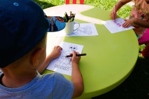 Dziecko malujące obrazek. 