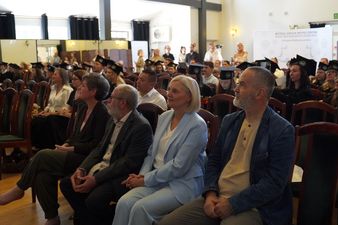Zaproszeni gości siedzą w pierwszym rzędzie widowni podczas gali absolutoryjnej.