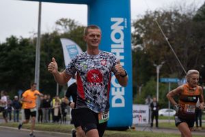 Zdjęcie przedstawia biegnącego zawodnika biegu głównego.