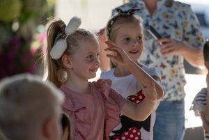 Zabawa dzieci z Kubusiem Puchatkiem.