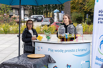 Kobiety przy stoisku jastrzębskich wodociągów