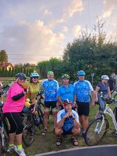 Grupa rowerzystów pozująca do zdjęcia wraz ze swoimi rowerami