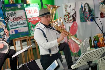 Muzyk zespołu podczas gry na instrumencie 