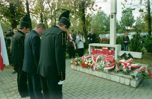 Górnicy podczas składania kwiatów.