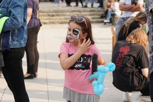 Dziewczynka z  pomalowaną twarzą