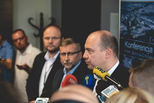 Mężczyzna przeprowadzający wywiad
