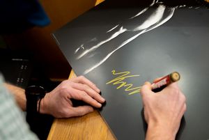Po mistrzowsku dzielą się dobrem Sportowcy podczas składania autografów na kalendarzach