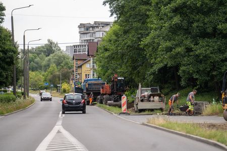 widok na ulice Północną i sprzęt budowlany