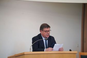 Radny Damian Gałuszka na mównicy