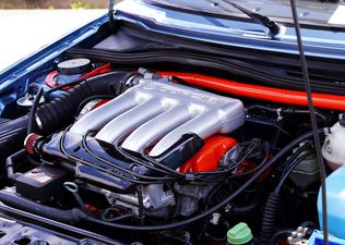 Wnetrze maski z silnikiem 