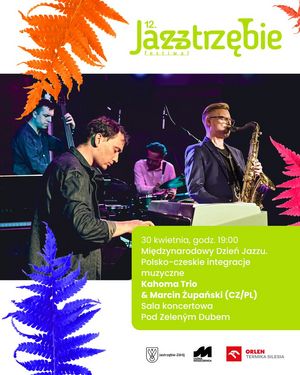 Koncert Kahoma Trio & Marcin Żupański w Sali Koncertowej Pod Zeleným Dubem, 30 kwietnia o godz. 19:00 z okazji Międzynarodowego Dnia Jazzu. Zdjęcie przedstawia muzyków podczas występu (pianista i saksofonista). Grafika ozdobiona motywem kolorowych paproci i logotypami organizatorów.