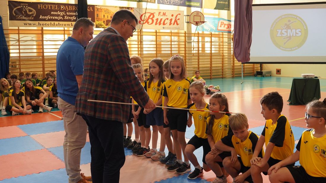 Zdjęcie przedstawia pasowanie na sportowca