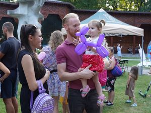 Ojciec trzymający dziewczynkę na rękach