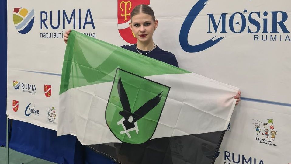 Zuzanna Jaskulska pozująca z flagą miasta Jastrzębie-Zdrój