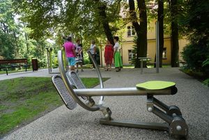 Urządzenie do ćwiczeń na siłowni w Bziu