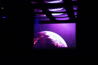 Grafika wyświtlona nad sceną