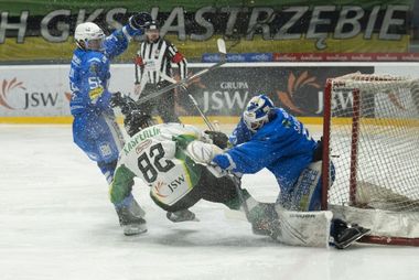 Kasperlik wpada w bramkarza.