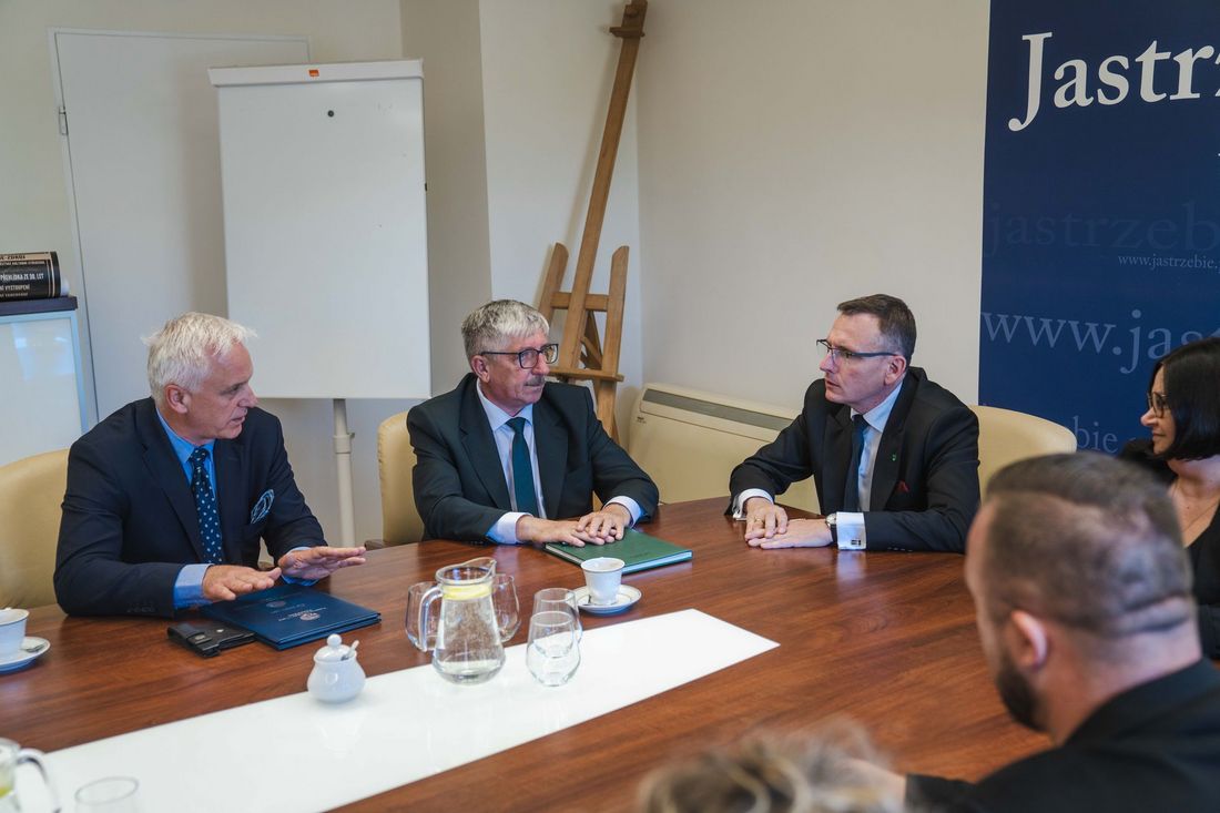 JM Rektor ANS w Bielsku-Białej dr hab. inż. Jacek Binda, wiceprezydent Andrzej Matusiak i Prezydent Michał Urgoł siedza przy stole