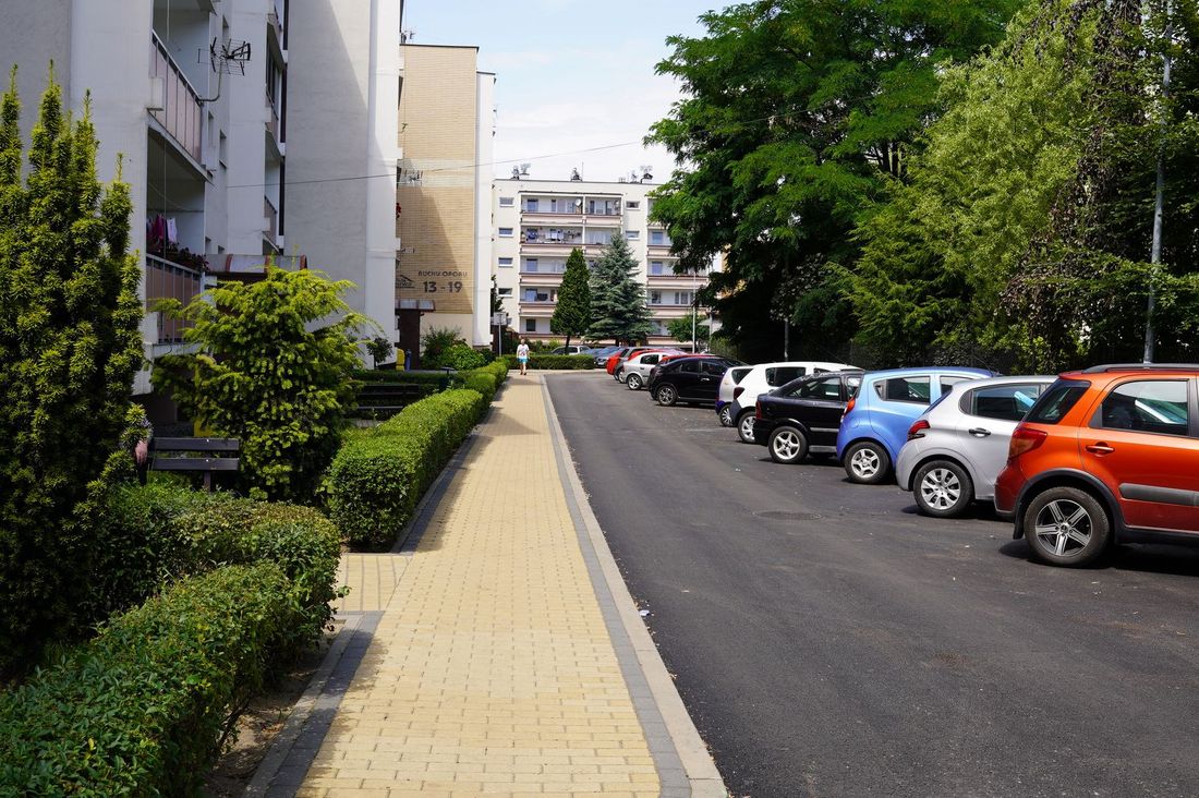 Zdjęcie przedstawia wyremontowany odcinek ul. Ruchu Oporu.