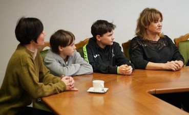 Młodzi zawodnicy i Ewa Gutowska Naczelnik Wydziału Kultury, Sportu i Turystyki