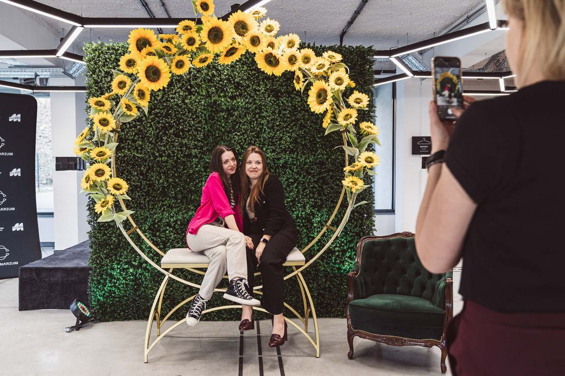 Die kobiety pozujące do zdjęcia w Carbonarium