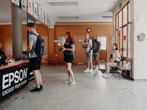 uczestnicy maratonu fotograficznego stojący w kolejce