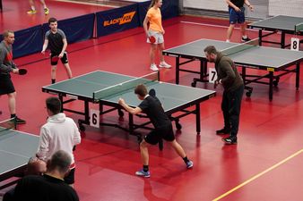 Rywalizacja przy stołach do ping-ponga podczas rywalizacji w Finale Mistrzostw Śląska w szacho-tenisie stołowym