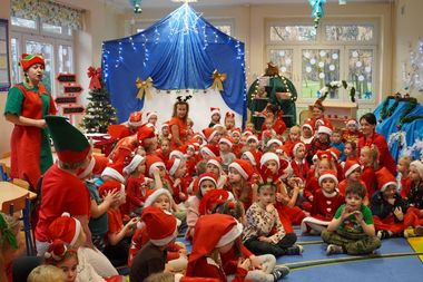 Dzieci w przedszkolu w czapkach Mikołaja.