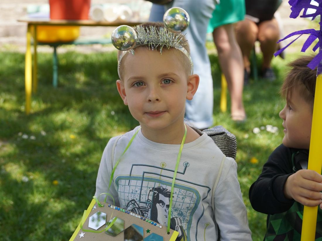 Chłopiec w stroju z materiałów z recyklingu