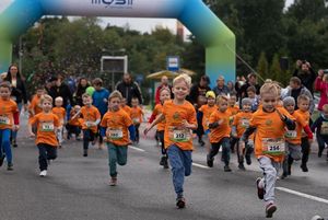 Zdjęcie przedstawia młodych zawodników. 