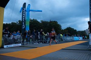 Zdjęcie przedstawia zawodników na mecie biegu głównego.