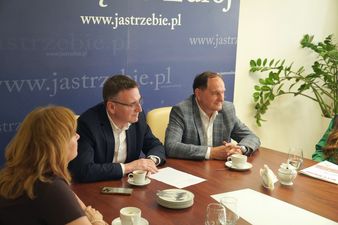 Michał Urgoł i Piotr Szereda siedzą przy stole