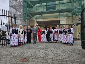 Pamiątkowe zdjęcie przed kościołem