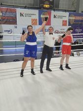 Sędzia podnoszący rękę bokserki po zwycięskiej walce