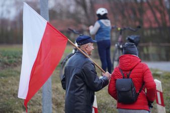Mężczyzna trzymający polską flagę
