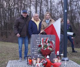 Skarbnik Miasta Agnieszka Marszałek wraz z innymi uczestnikami wokół pomnika poświęconego rotmistrzowi Pileckiemu