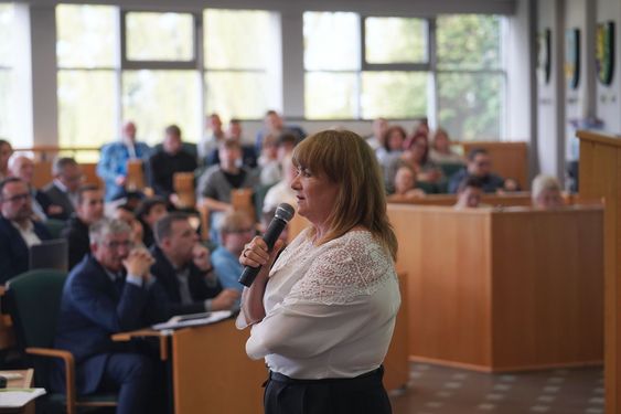 Ewa Gutowska naczelnik Kultury, Sportu i Turystyki prezentująca obecnym prezentację z dofinansowania GKS Jastrzębie przez ostatnie 15 lat