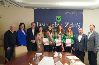 Zdjęcie grupowe Julia Kamczyk, Sara Labryga, Martyna Portka, Laura Grzyb, Jacek Ostaszewski, Piotr Szereda, Michał Urgoł, Mirosław Kolb, Zofia Florek, Laura Grzyb
