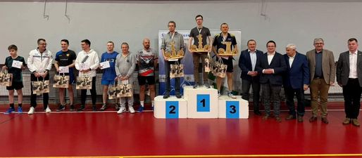 Najlepsi zawodnicy rozgrywek wraz gośćmi i organizatorami.