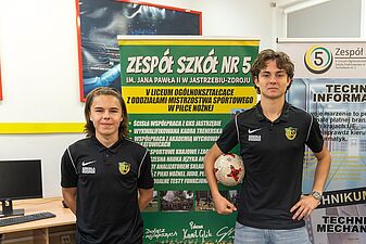 uczniowie z zs5 pozują do zdjęcia