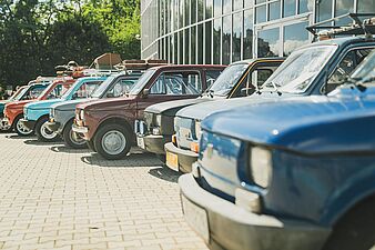 rząd maluchów ustawiony pod halą