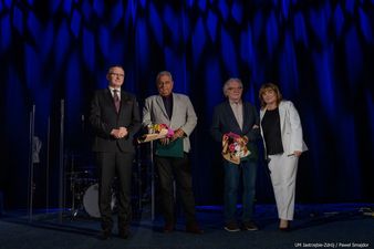 stypendyści wraz z prezydentem i naczelnik 